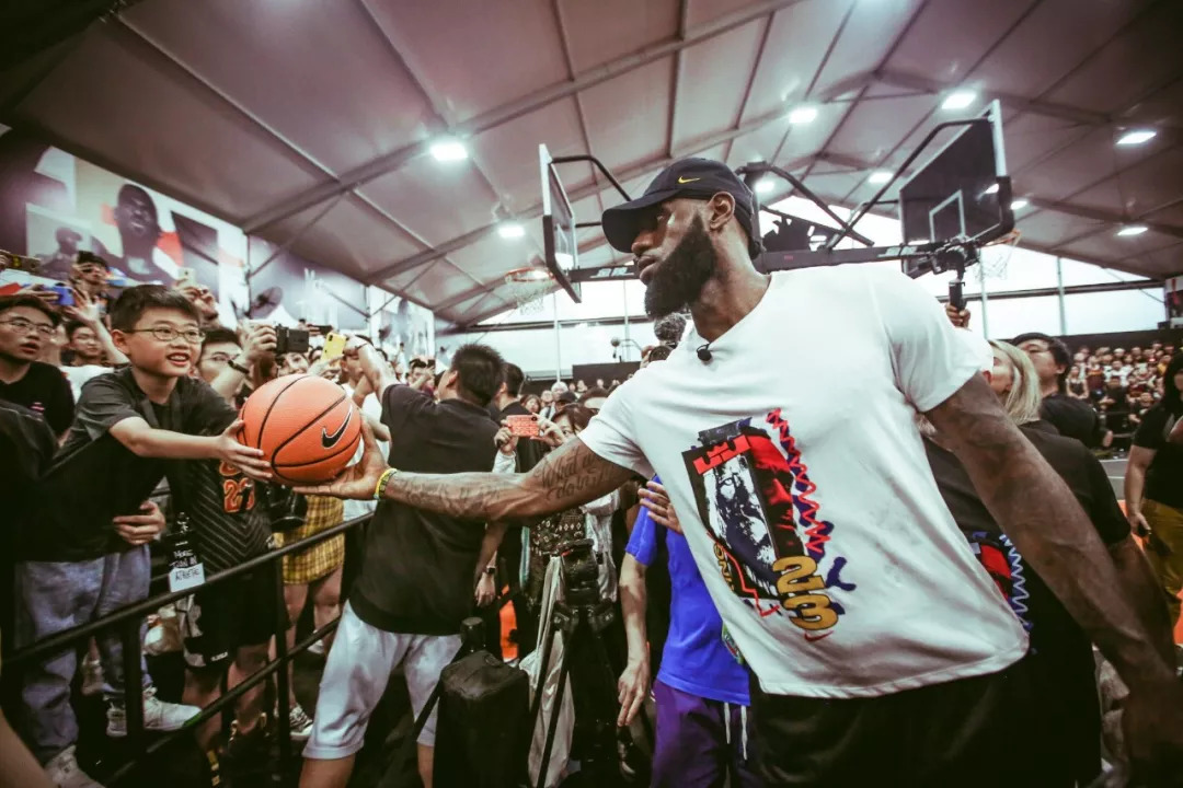 马竞客战巴萨名单：格子、小蜘蛛领衔，略伦特、勒诺尔芒伤缺（马竞客场挑战巴萨大名单：格子携小蜘蛛压阵，略伦特、勒诺尔芒因伤缺席）