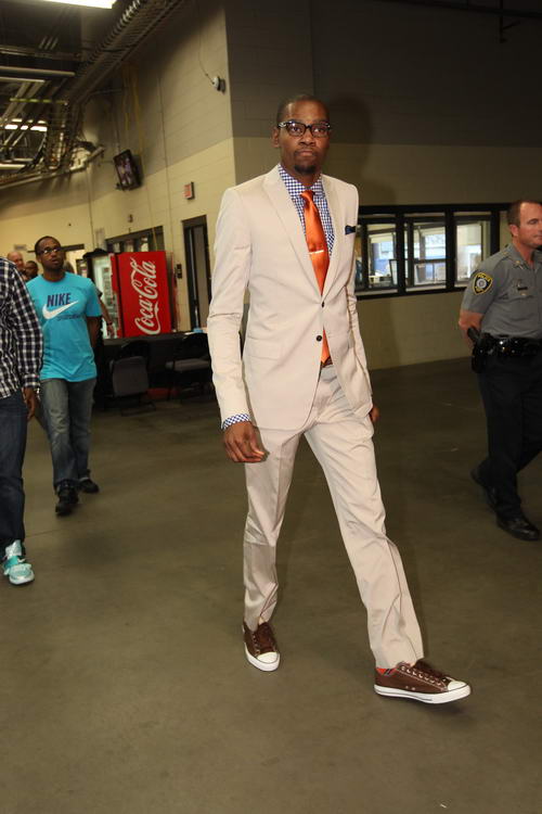 扮演奇兵但未能救主！张知垚替补12中6拿到14分6板2助 抢3前场板（替补爆发仍难挽局！张知垚12投6中砍14分6板2助 抢下3个前场篮板）