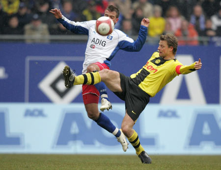 17岁天才卡尔展现极强潜力，德甲首秀表现亮眼，凭借出色技术和风格成为焦点。（17岁新星卡尔德甲处子秀惊艳，凭精湛脚法与独特风格抢尽风头）