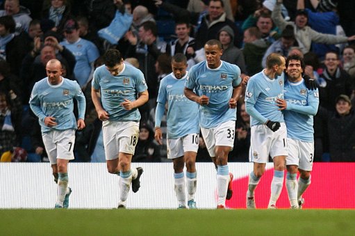 豪门俱乐部官宣主帅续约，合同长达三年（豪门球队官宣与主帅续约，三年长约达成）