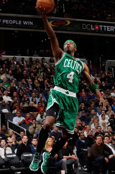 足球世界杯比赛用球曝光，设计引好评（世界杯官方比赛用球亮相，设计广受好评）