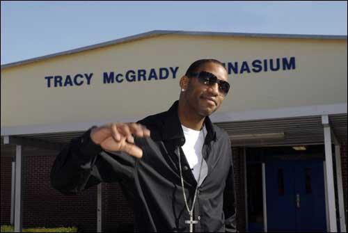 费耶诺德筹划将现有主场升级为下沉式球场，预计能容纳5.6万人（费耶诺德计划把现有主场改建为下沉式球场，容纳人数预计达5.6万）